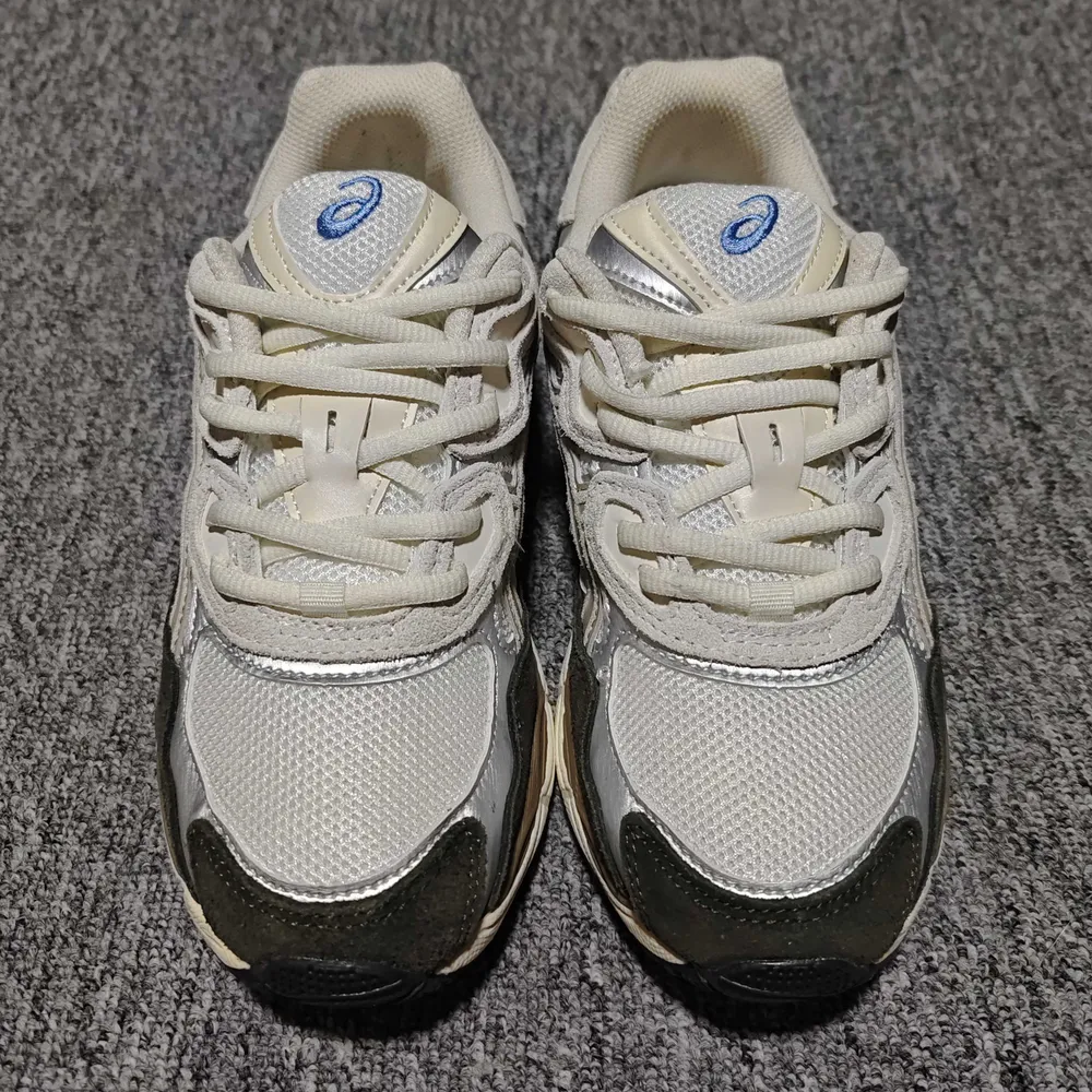 💰530  純原 Asics 亞瑟士 GEL-NYC 低幫運動休閒跑步鞋 1203A383-103 外貿平臺專供 大廠出品 細節到位 區別市面通貨 尺碼：36 37 37.5 38 39 39.5 40 40.5 41.5 42 42.5
