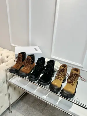 棕色杏色黑色