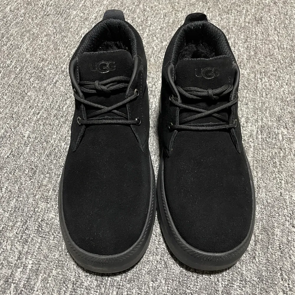 💰660   平臺外貿專供 UGG Burleigh Chukka 男士中幫雪地靴 1151773 十年品牌製鞋代工廠生產線出品 注重每一處細節 隆豐A級真羊皮毛一體 完全遵循ZP工藝流程打造 尺碼：40 41 42 43 44 45 編