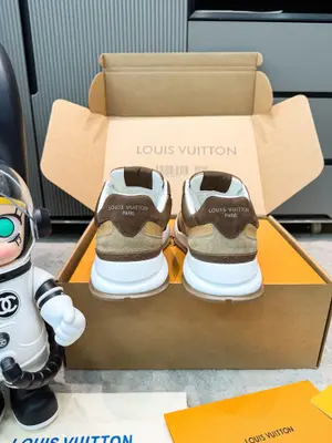 新色！新色！新色！情侶款🔥🔥🔥LV | 路易威登 2025𝐬𝐬 ❥代購級別！高階感十足！國內外博主刷爆的一款，復古又時髦 上腳美炸了！官網主推款 ▪️鞋面：原版定製自然甩小牛皮 ▪️內裡：進口透氣網裡 ▪️大底：原版西模大底 ▪️