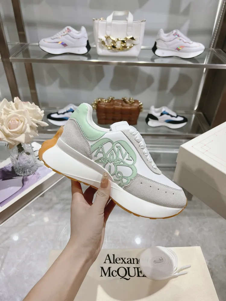 p710 ALEXANDER MCQUEEN/亞歷山大麥昆 2024春夏男Sprint運動情侶款 鞋側面飾有時尚個性字母seal Logo標誌 全皮壓花工藝 內裡網 牛皮墊腳，不脫層不褪色，最新精美全套包裝 另配有一幅鞋帶 35-40男39