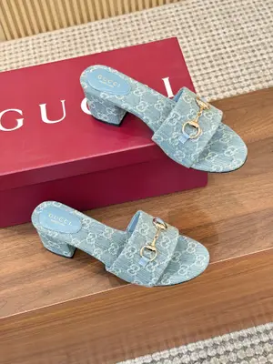 [P620]GuCCl 新款高跟涼拖鞋每個細節皆經過精心細緻打造，採用別具一格的鞋跟彰顯出眾魅力。煥新系列呼應近斯系列展現的格調，通過復古審美和現代風尚，將不同時代融會貫通！