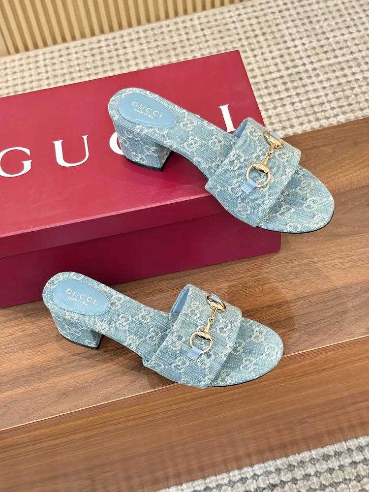 [P620]GuCCl 新款高跟涼拖鞋每個細節皆經過精心細緻打造，採用別具一格的鞋跟彰顯出眾魅力。煥新系列呼應近斯系列展現的格調，通過復古審美和現代風尚，將不同時代融會貫通！