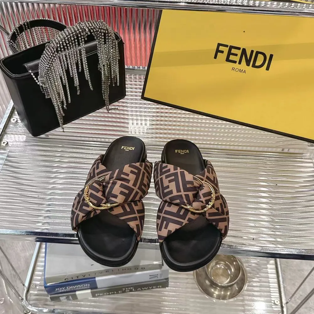 💰570元Fendi 25ss 芬迪系列平底拖鞋