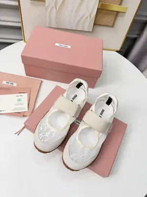 🌸Miu Miu 26年春夏新款走秀MiuMiu 德訓 休閒鞋