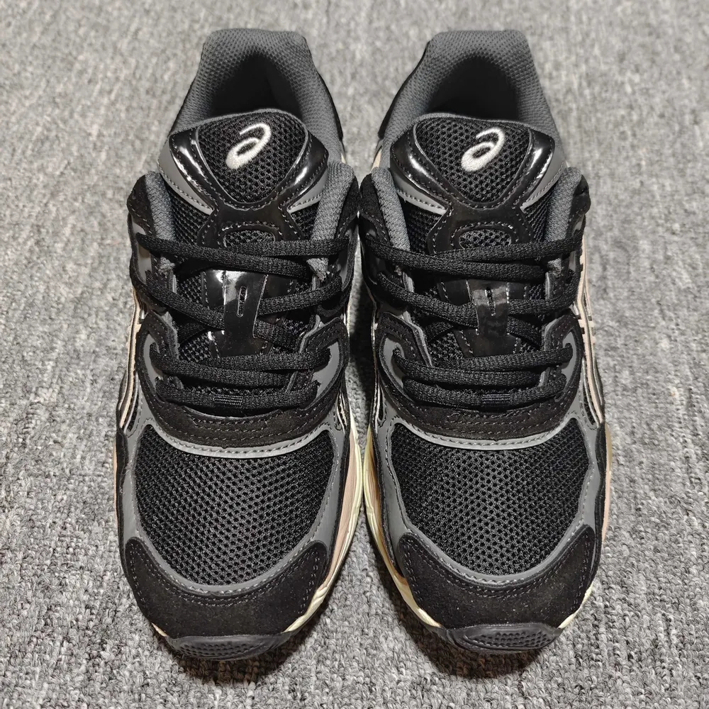 💰530  純原 Asics 亞瑟士 GEL-NYC 低幫運動休閒跑步鞋 1203A663-002 外貿平臺專供 大廠出品 細節到位 區別市面通貨 尺碼：36 37 37.5 38 39 39.5 40 40.5 41.5 42 42.5
