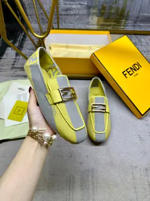 最新FENDI 樂福鞋，雙色條紋帆布面料，刺繡包邊，金色扣件，羊皮墊腳，35-42碼，跑量價590