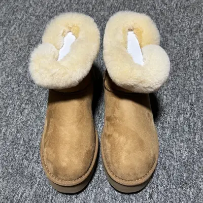 💰590   平臺外貿專供 UGG Classic Short II 牛角扣 女士雪地靴 1118816 十年品牌製鞋代工廠生產線出品 注重每一處細節 隆豐A級真羊皮毛一體 完全遵循ZP工藝流程打造 尺碼：35 36 37 38 39 4
