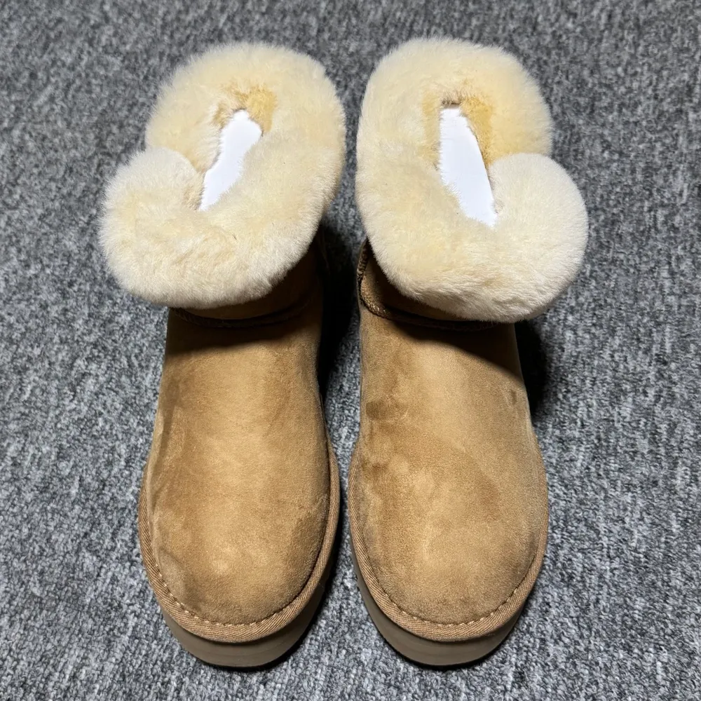 💰590   平臺外貿專供 UGG Classic Short II 牛角扣 女士雪地靴 1118816 十年品牌製鞋代工廠生產線出品 注重每一處細節 隆豐A級真羊皮毛一體 完全遵循ZP工藝流程打造 尺碼：35 36 37 38 39 4