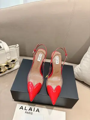 P660 ALAÏA2026 春夏HighLove坡跟穆勒鞋 標誌性愛心鞋頭+透明PVC拼接，辨識度超高!漆皮與裸色透明材質結合，視覺輕盈，坡跟設計拉長腿部線條，穿著更穩