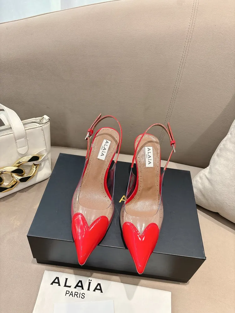 P660 ALAÏA2026 春夏HighLove坡跟穆勒鞋 標誌性愛心鞋頭+透明PVC拼接，辨識度超高!漆皮與裸色透明材質結合，視覺輕盈，坡跟設計拉長腿部線條，穿著更穩