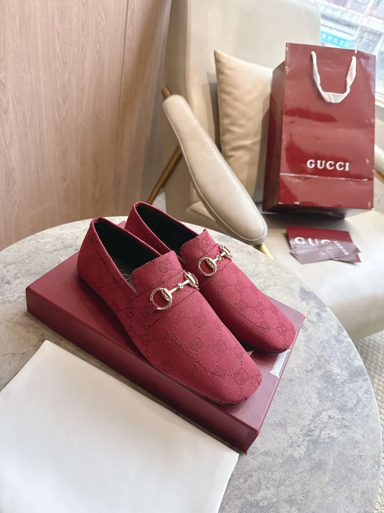 8995-1 酒紅G¥670（35-42）2026春夏系列全新上市。這款設計以義大利語“男孩”命名，為經典Horsebit馬銜扣樂福鞋注入新極簡風尚。這款樂福鞋甄選纖細鞋底和反向縫製工藝——這種製鞋工藝提供柔軟、舒適和靈活的貼合感，鞋履甄選