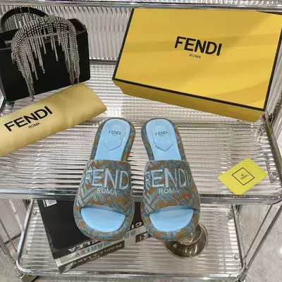 2025新款Fendi芬迪家的水臺拖鞋全新上線，這波新品簡直殺瘋了💥每年必火的FF拖，今年又玩出新花樣，新加入的水臺設計，直接美到失語🤯。腳感舒適到不想脫，經典地位穩穩拿捏，不管是甜妹風、酷颯風，還是休閒風，它都能完美適配，時尚感狠狠拿