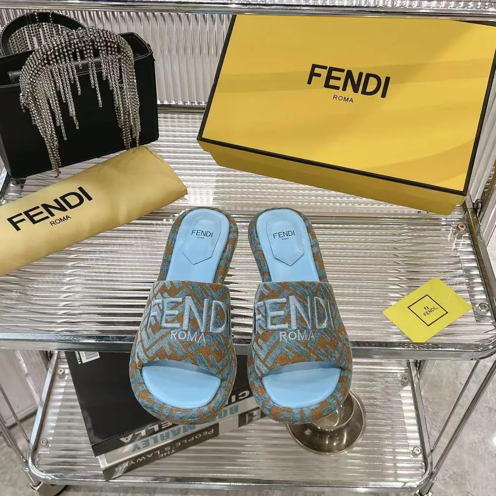 2025新款Fendi芬迪家的水臺拖鞋全新上線，這波新品簡直殺瘋了💥每年必火的FF拖，今年又玩出新花樣，新加入的水臺設計，直接美到失語🤯。腳感舒適到不想脫，經典地位穩穩拿捏，不管是甜妹風、酷颯風，還是休閒風，它都能完美適配，時尚感狠狠拿