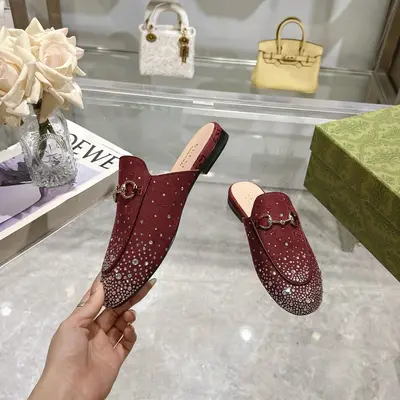 1803-1 酒紅G鑽 ¥660（35-41）作為Gucci設計傳承的傑出代表，Jordaan系列飾馬銜扣樂福鞋生動彰顯經典優雅格調。這款鞋履採用品牌標誌性字母圖案帆布，成就雋永經典。這款鞋履材質柔軟，廓形精緻流暢，彰顯日常優雅風範。