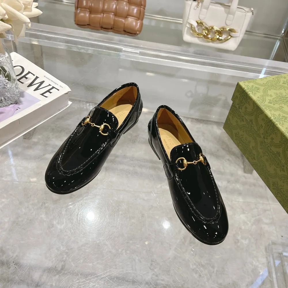 1919-1 黑¥670（35-41）皮革樂福鞋，鞋頭修長。品牌經典馬銜扣細節則為其增添精緻細節，同時致敬品牌的馬術本源。