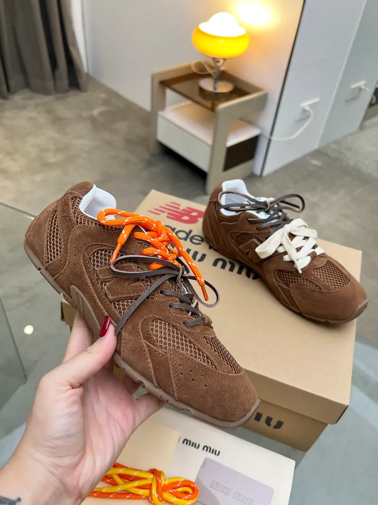 ￼ MIU MIU繆⁠繆‬ x New Balance NB530休閒‬運動鞋，當‬之無愧年度鞋‬王，Miu Miu x從New Balance 典⁠經‬！NB530運動‬鞋中汲取靈感，推出‬了‬自己的代迭‬版本530SL。該‬運動鞋採⁠用