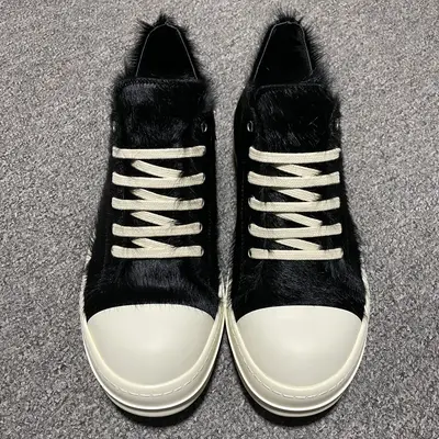 純原 Rickowens 瑞克 歐文斯 馬毛 低幫高街休閒板鞋 原鞋開發 獨傢俬模兩套大底 雙層鞋墊 尺碼偏大 獨家最大開發至46碼 雙層鞋墊 全套包裝及配件 高階零售專供品質 區別市場貨 純手工打造 每一隻都是獨一無二 有手工質感的味道 