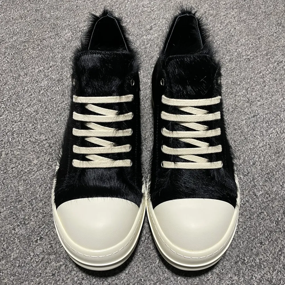 純原 Rickowens 瑞克 歐文斯 馬毛 低幫高街休閒板鞋 原鞋開發 獨傢俬模兩套大底 雙層鞋墊 尺碼偏大 獨家最大開發至46碼 雙層鞋墊 全套包裝及配件 高階零售專供品質 區別市場貨 純手工打造 每一隻都是獨一無二 有手工質感的味道 