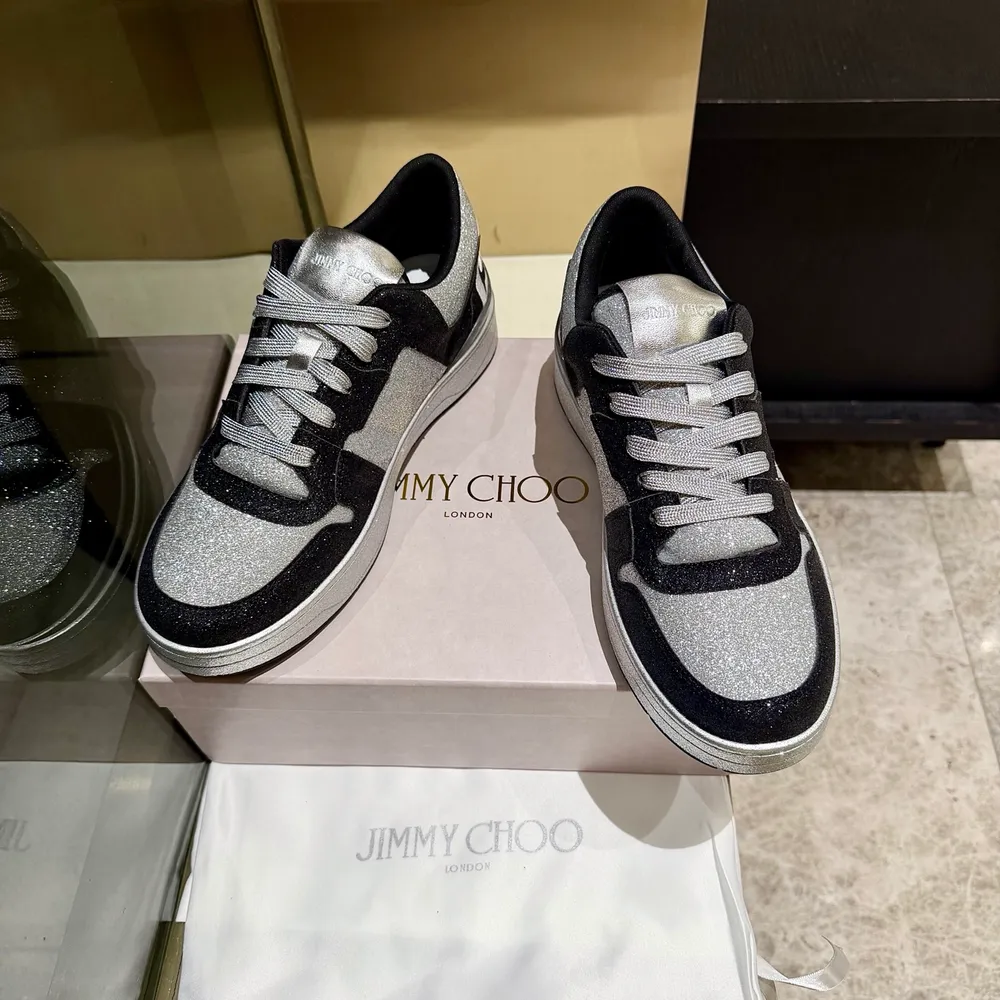 新款吉米周 JIMMY CHOO ，男女同款.獨家發售，工廠價格690，原版大底休閒亮片鞋，採用最新工藝設計，立體感強👍多種工藝融合一起，顛覆時尚，超級有型！搭配超美。原版一比一
