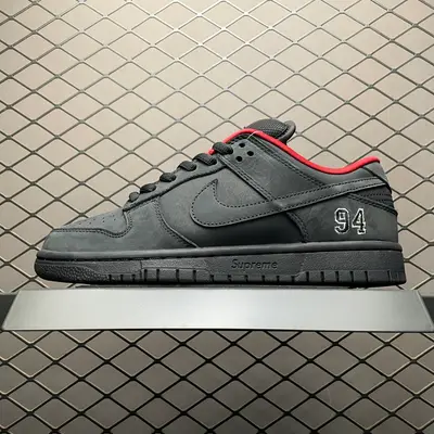 💰650 純原Supreme x NK Dunk Low SUP聯名款 低幫休閒滑板鞋 HQ8487-001 原材料麂皮打造 原鞋開發 版型完美 頭部大廠打造 品質毋庸置疑 實拍所見即所得 尺碼：36 36.5 37.5 38 38.5 