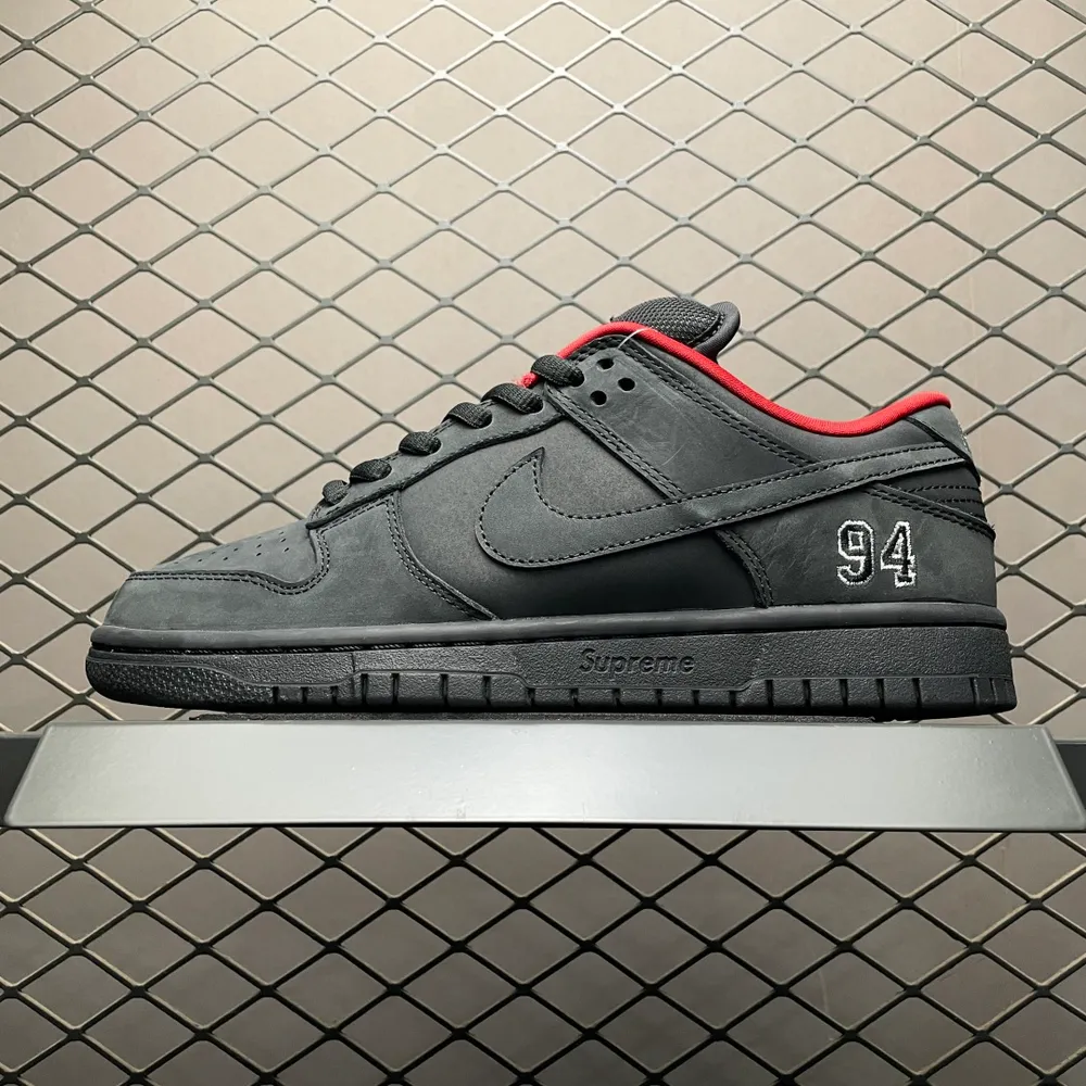 💰650 純原Supreme x NK Dunk Low SUP聯名款 低幫休閒滑板鞋 HQ8487-001 原材料麂皮打造 原鞋開發 版型完美 頭部大廠打造 品質毋庸置疑 實拍所見即所得 尺碼：36 36.5 37.5 38 38.5 
