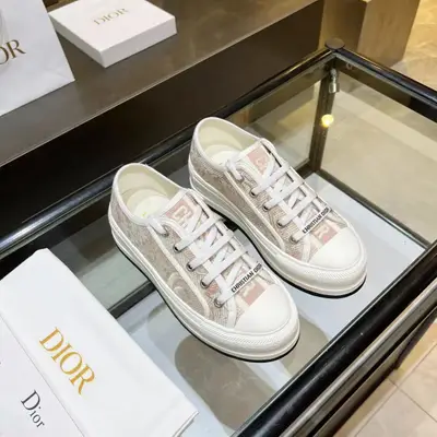 已出貨，已出貨   Dior爆款老花厚底刺繡👟P650元，女神款  Dior2023年大爆款🔥🔥🔥🔥🔥，鞋面繼承經典老花系列，內裡羊皮，牛皮墊腳，橡膠大底輕便，大底厚5cm,讓你立刻變大長腿，超級百搭，人手必入。