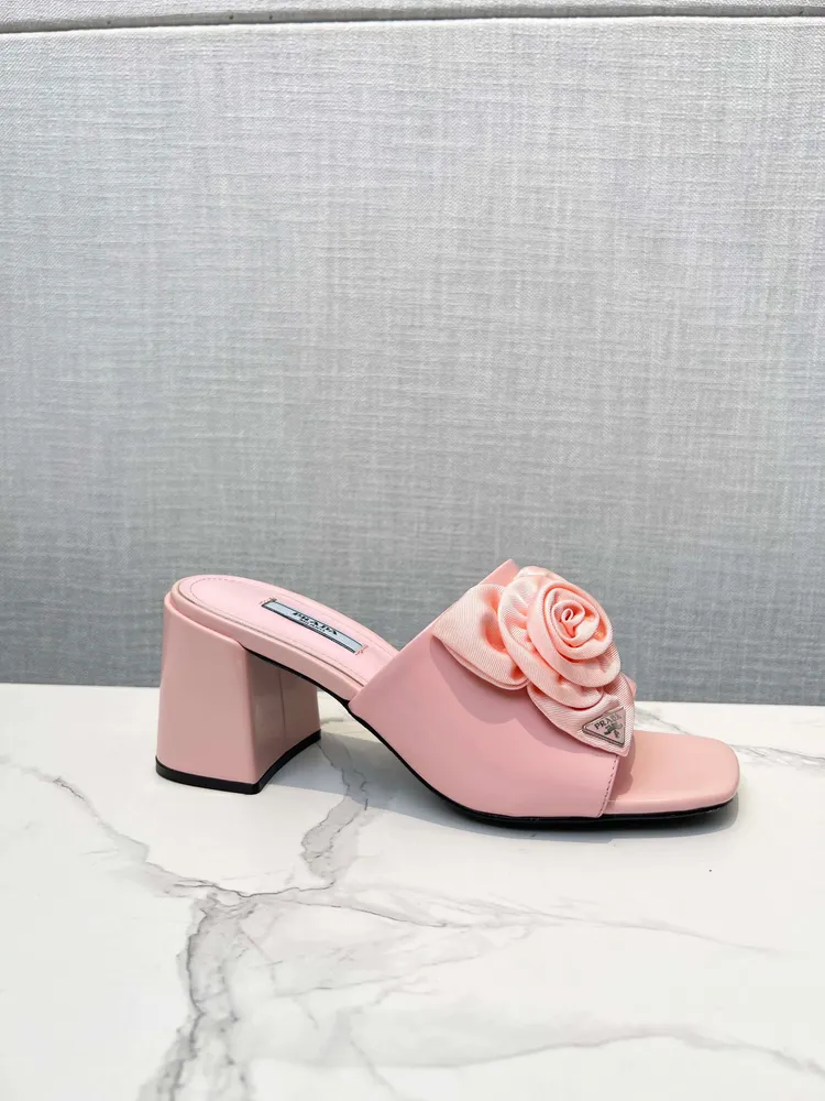 620¥ 🇨🇳🇨🇳Prada/普拉達2023ss新品  玫瑰🌹花涼拖 小紅書各大博主各種秀🌹原版1-1開發玫瑰花三角五金扣，進口開邊珠牛皮 原版羊皮內裡 義大利原版真皮大底👠 跟高:7.5CM 原版5色現貨供應🀄️碼數：35
