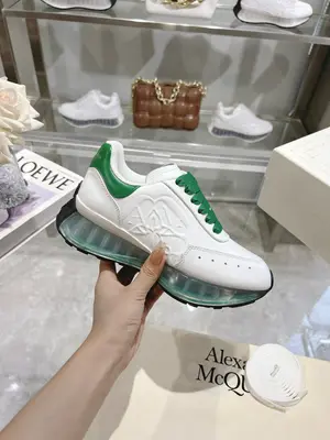 p710 上新ALEXANDER MCQUEEN/亞歷山大麥昆 2024春夏男Sprint運動情侶款 鞋側面飾有時尚個性字母seal Logo組合雕花標誌 內裡網 牛皮墊腳，原版開模透明氣墊底  精美全套包裝 另配有一幅鞋帶 35-45