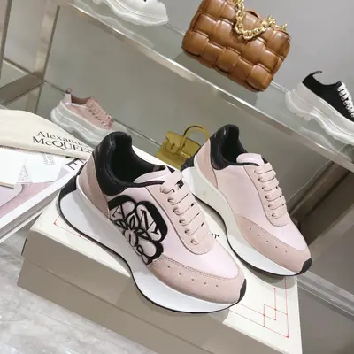 出廠價710 Alexander McQUEEN 麥昆🆕最新款式一如既往高階品質，做工細節清爽乾淨，原版一比一復刻，原版軟厚底，設計線條優秀✨上腳絕對精彩，舒適度超級贊……2022 春季新款 獨家上新🎉🎉🎉進口環保牛皮，環保磨砂皮，