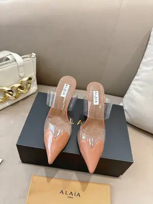 P660 ALAÏA2026 春夏HighLove坡跟穆勒鞋 標誌性愛心鞋頭+透明PVC拼接，辨識度超高!漆皮與裸色透明材質結合，視覺輕盈，坡跟設計拉長腿部線條，穿著更穩