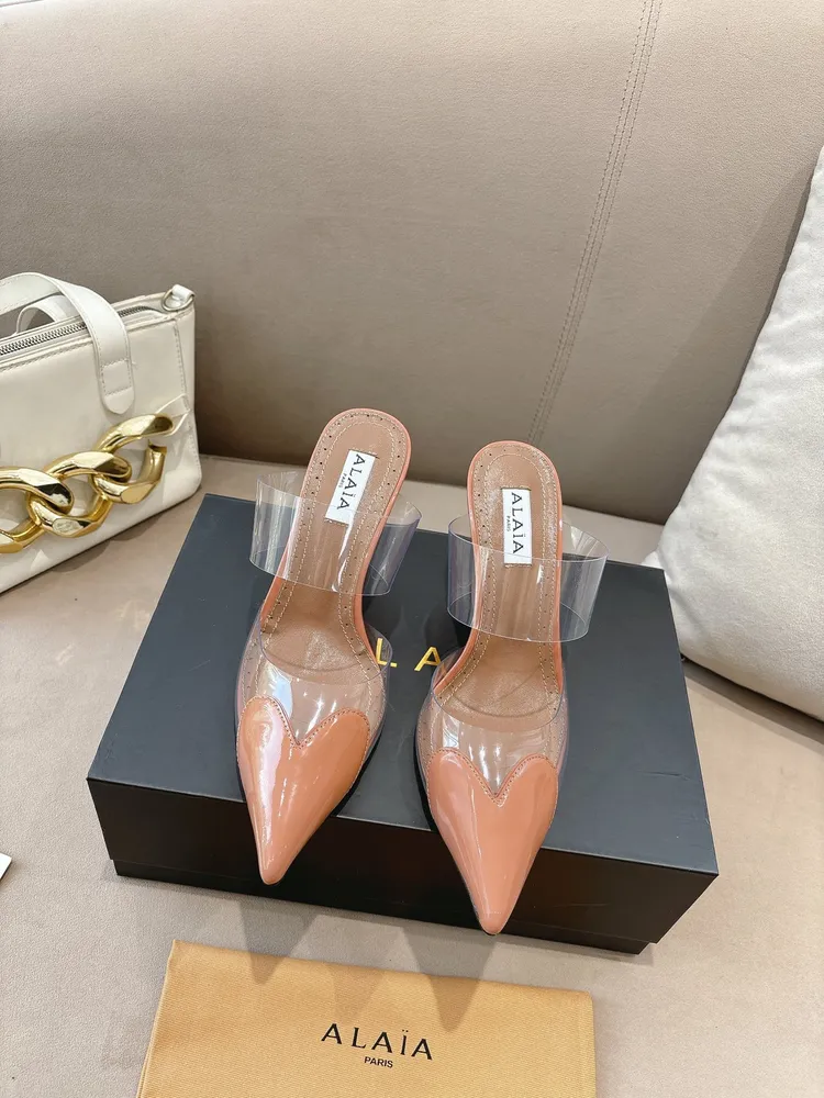 P660 ALAÏA2026 春夏HighLove坡跟穆勒鞋 標誌性愛心鞋頭+透明PVC拼接，辨識度超高!漆皮與裸色透明材質結合，視覺輕盈，坡跟設計拉長腿部線條，穿著更穩