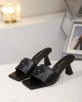 出廠:VERSACE（範思哲）春夏秋季新款拖鞋 材料：牛皮面料+羊皮內裡+橡膠大底，