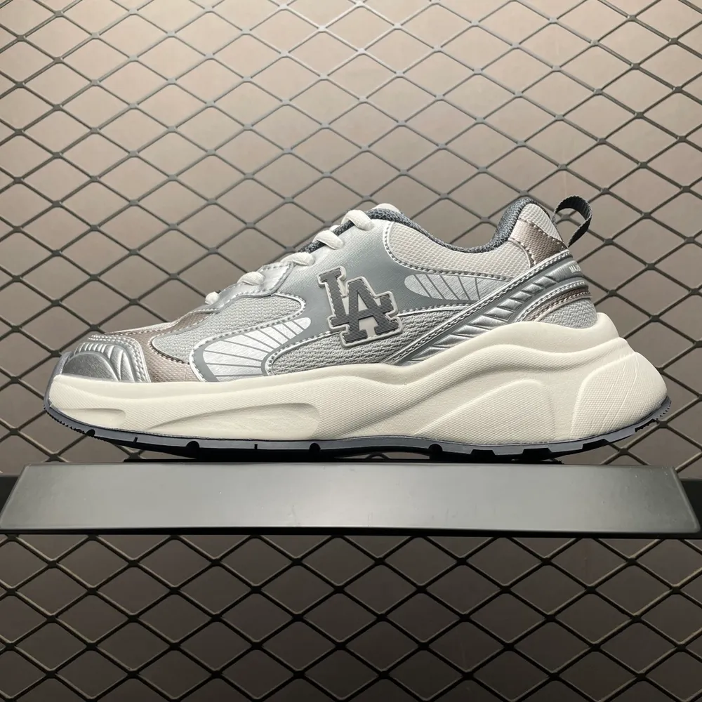 💰550 網紅爆款 MLB Speed Runner 低幫休閒運動鞋  原廠防偽吊牌 合格證等細節 加厚鞋墊 中底走線等細節絕對無敵 尺碼：35 36 36.5 37.5 38 38.5 39 40 40.5 41 42 42.5 43 