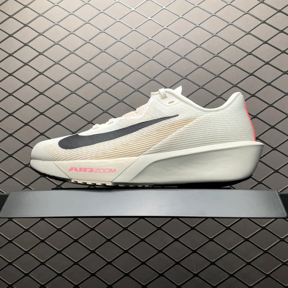 💰530 純原NK Air Zoom Rival FLY 4 超彈透氣輕量跑步鞋 FV6040-104 鞋款搭載 Flyknit 材料 出眾彈性 易於穿脫 採用React技術 輕盈耐 跑步健身房鍛鍊最佳選擇之一 尺碼：36 36.5 37