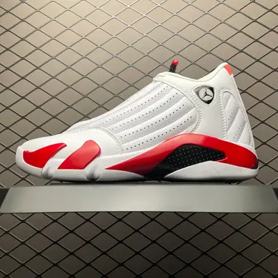 純原Air Jordan 14 Retro AJ14喬14 文化籃球鞋 487471-100 外貿大廠出品 該新款造型靈感來自喬丹的愛車法拉利550M，鞋身線條猶如跑車般流暢，全粒麵皮革鞋面提供了穩定包裹與支撐，並將法拉利標誌性的通風口移植