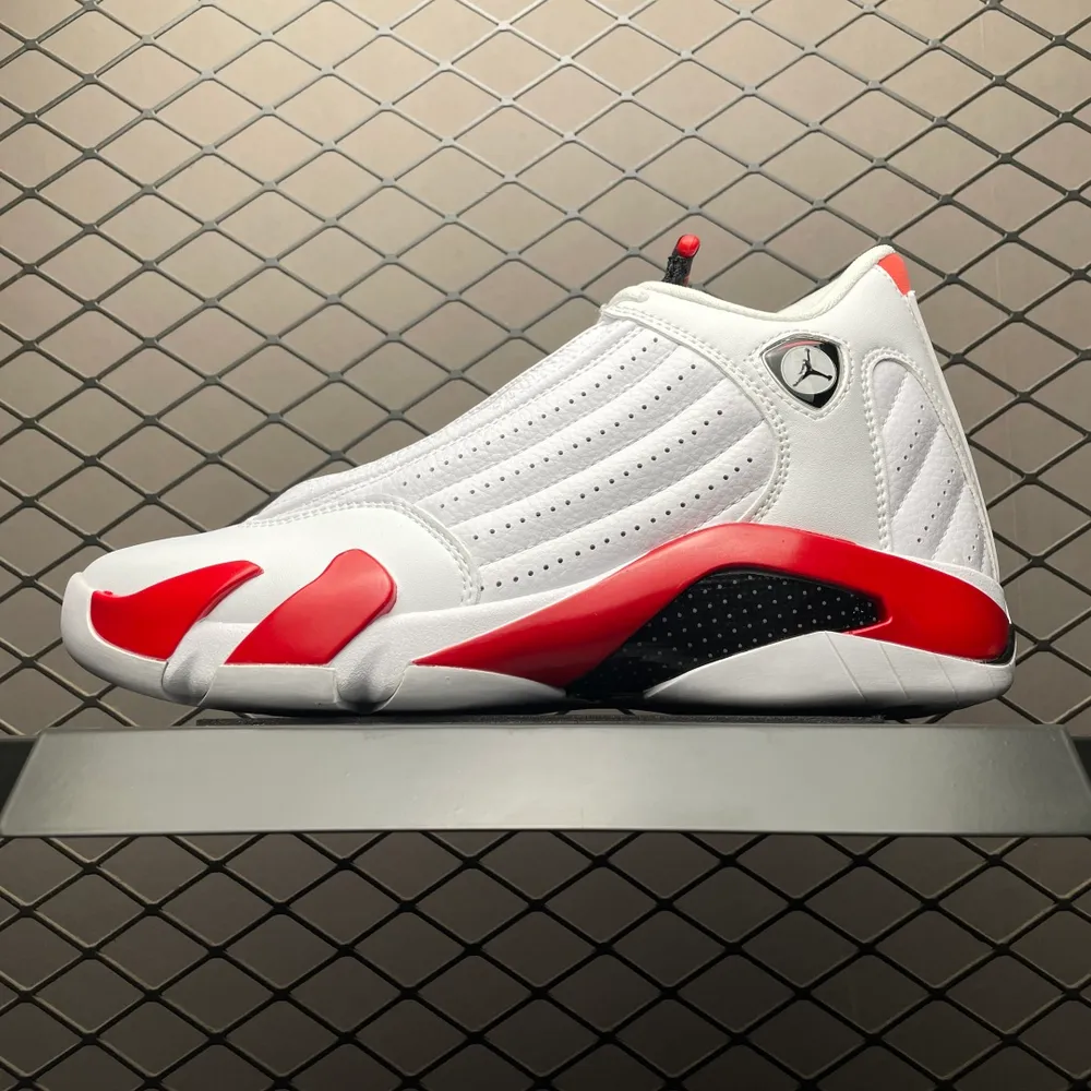 純原Air Jordan 14 Retro AJ14喬14 文化籃球鞋 487471-100 外貿大廠出品 該新款造型靈感來自喬丹的愛車法拉利550M，鞋身線條猶如跑車般流暢，全粒麵皮革鞋面提供了穩定包裹與支撐，並將法拉利標誌性的通風口移植