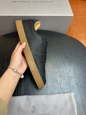 出廠【實價】🐦‍🔥🐦‍🔥BC-新品Brunello Cucinelli BC春夏新款男士一腳蹬休閒鞋 ，這款本季精美色彩的馬褲呢膠底鞋以柔軟鞋面材料和絨質感麂皮鞋後跟演繹休閒百搭風格|輕盈的橡膠鞋底為鞋子帶來了更舒適、靈活的穿著感，
