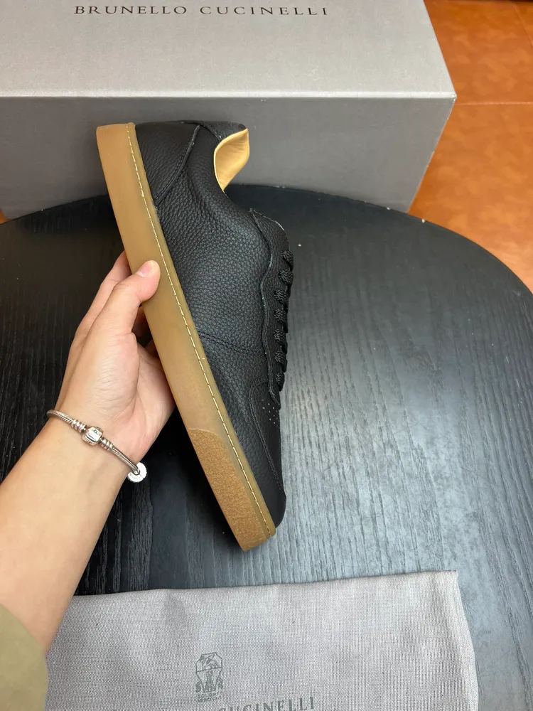 出廠【實價】🐦‍🔥🐦‍🔥BC-新品Brunello Cucinelli BC春夏新款男士一腳蹬休閒鞋 ，這款本季精美色彩的馬褲呢膠底鞋以柔軟鞋面材料和絨質感麂皮鞋後跟演繹休閒百搭風格|輕盈的橡膠鞋底為鞋子帶來了更舒適、靈活的穿著感，