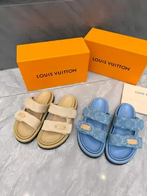 Louis Vuitton路易威登春夏新款拖鞋火爆上市，1:1高階定製，秒殺一切仿品，原版開模LOGO裝飾，既時尚又美觀，面料:進口壓花絲綢面料，內裡羊皮，精美原版鞋楦，大底原版開模，鞋底加水臺4釐米。碼數35—42,多可選新色會陸續更新，
