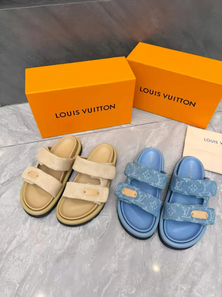 Louis Vuitton路易威登春夏新款拖鞋火爆上市，1:1高階定製，秒殺一切仿品，原版開模LOGO裝飾，既時尚又美觀，面料:進口壓花絲綢面料，內裡羊皮，精美原版鞋楦，大底原版開模，鞋底加水臺4釐米。碼數35—42,多可選新色會陸續更新，