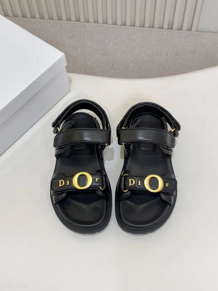 這款MyDior 涼鞋 熱賣價：650 由喬納森·安德森(Jonathan Anderson)傾情設計，時尚的設計突顯全新的Dior皮革製品標誌。羊皮革款式，搭配飾帶和厚底，可為本季的各式休閒造型增添活潑風格。