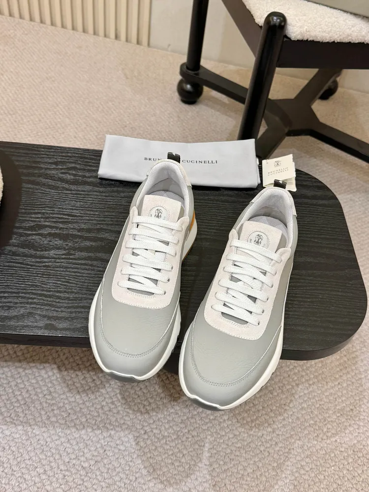 💰670元！Brunello Cucinelli，2026ss新款休閒運動鞋出貨。新材料、豐富色彩和雅緻細節重新定義了這款運動鞋的風格。鞋面的粒面小牛皮洋溢著復古的品味，與嵌飾呈現出的輕微不規則相得益彰。季節性顏色鞋面與白色鞋底打造明顯對