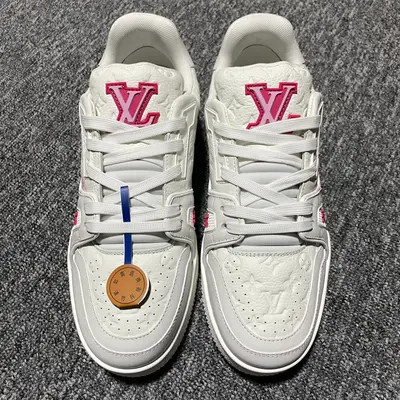 純原Louis Vuitton 路易威登 LV Trainer 低幫休閒板鞋 海淘代購同渠道品質 高階零售 外貿充正專供 原版購入開發 ZP級全套包裝 完美楦型 正確卡色 大底TPU 質感媲美原版 細節與原版一致 請注意區分市面通貨材 尺碼