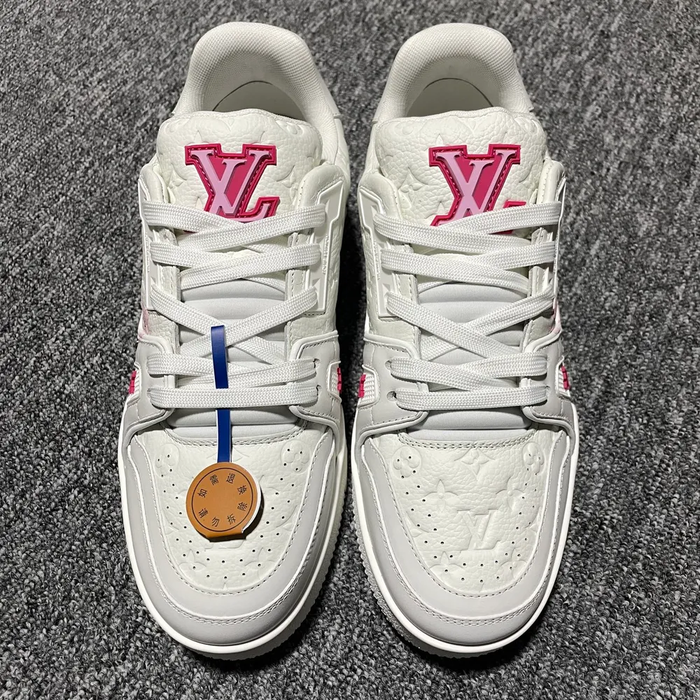 純原Louis Vuitton 路易威登 LV Trainer 低幫休閒板鞋 海淘代購同渠道品質 高階零售 外貿充正專供 原版購入開發 ZP級全套包裝 完美楦型 正確卡色 大底TPU 質感媲美原版 細節與原版一致 請注意區分市面通貨材 尺碼