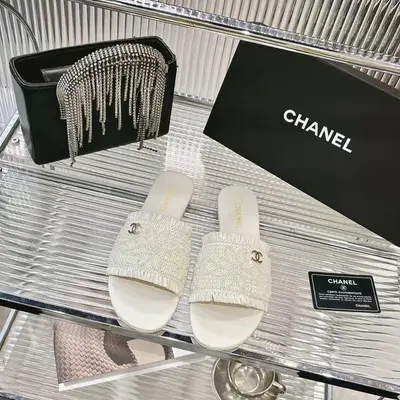 💫💫26春夏Chanel設計自帶高光，經典雙C標識彰顯身份，小香風的精緻感藏都藏不住～ 休閒不隨意，精緻好看，🤩上腳輕盈無負擔，細節處盡顯匠心，時髦精的夏日氛圍感全靠它撐場✨