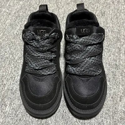 💰650【中性款】  平臺外貿專供 UGG Lowmel 梅爾 粗鞋帶款 中性雪地靴 麵包鞋 1144032 十年品牌製鞋代工廠生產線出品 注重每一處細節 隆豐A級真羊皮毛一體 完全遵循ZP工藝流程打造 內增純黑加粗鞋帶一副 售後需配件完