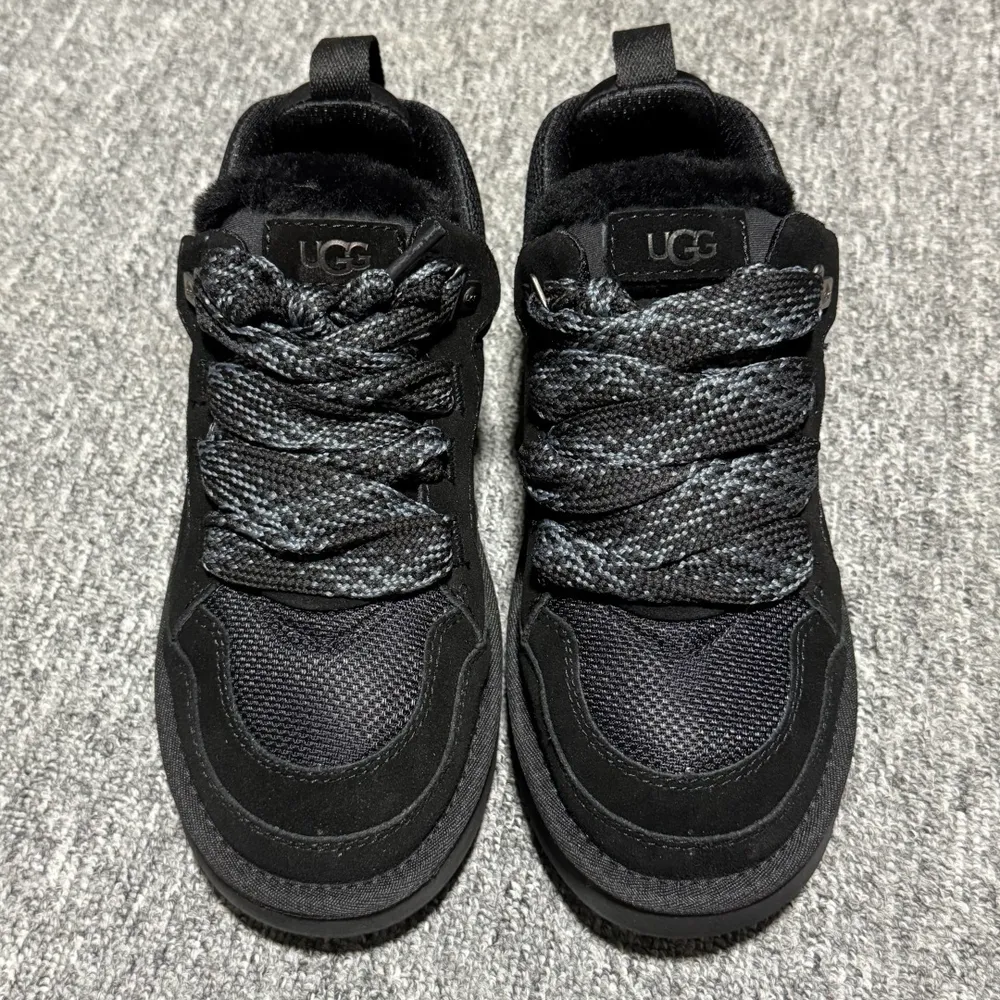 💰650【中性款】  平臺外貿專供 UGG Lowmel 梅爾 粗鞋帶款 中性雪地靴 麵包鞋 1144032 十年品牌製鞋代工廠生產線出品 注重每一處細節 隆豐A級真羊皮毛一體 完全遵循ZP工藝流程打造 內增純黑加粗鞋帶一副 售後需配件完