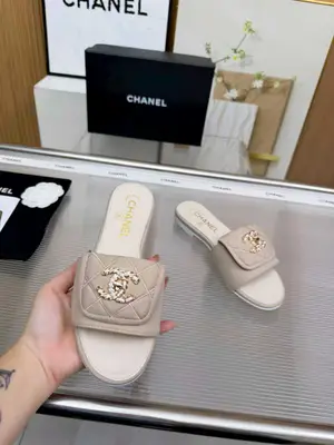 Chanel香奈兒 26C新款女款 雙C書包扣平底涼拖鞋，面料羊皮，顏色：黑色：白色：粉色：杏色，碼數：5-40（定做41  42   43定做不退換）出廠價：橡膠底p570   皮底04