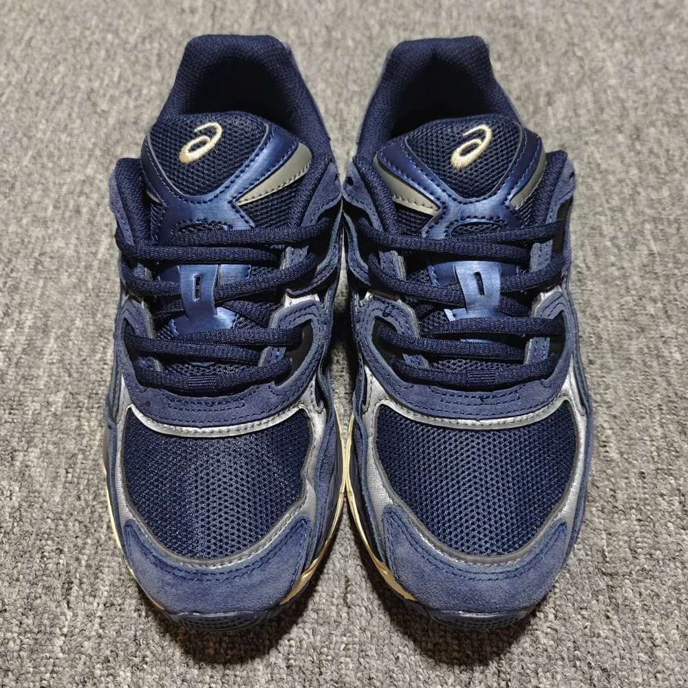 💰530  純原 Asics 亞瑟士 GEL-NYC 低幫運動休閒跑步鞋 1203A383-401 外貿平臺專供 大廠出品 細節到位 區別市面通貨 尺碼：36 37 37.5 38 39 39.5 40 40.5 41.5 42 42.5
